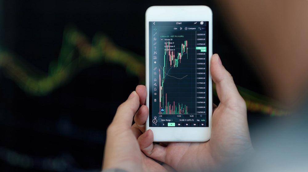 Obchodní muž obchodník investor analytik pomocí mobilního telefonu analytika aplikace Bitcoin Billionaire pro analýzu finančního trhu kryptoměn